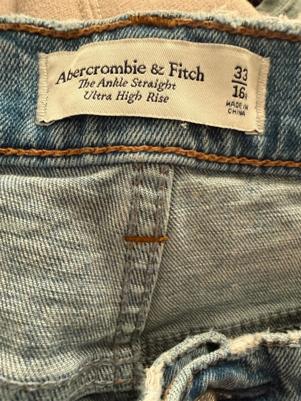 Abercrombie & Fitch The Ankle Straight ultra high rise Jean with distressed hems - Picture 2 of 4